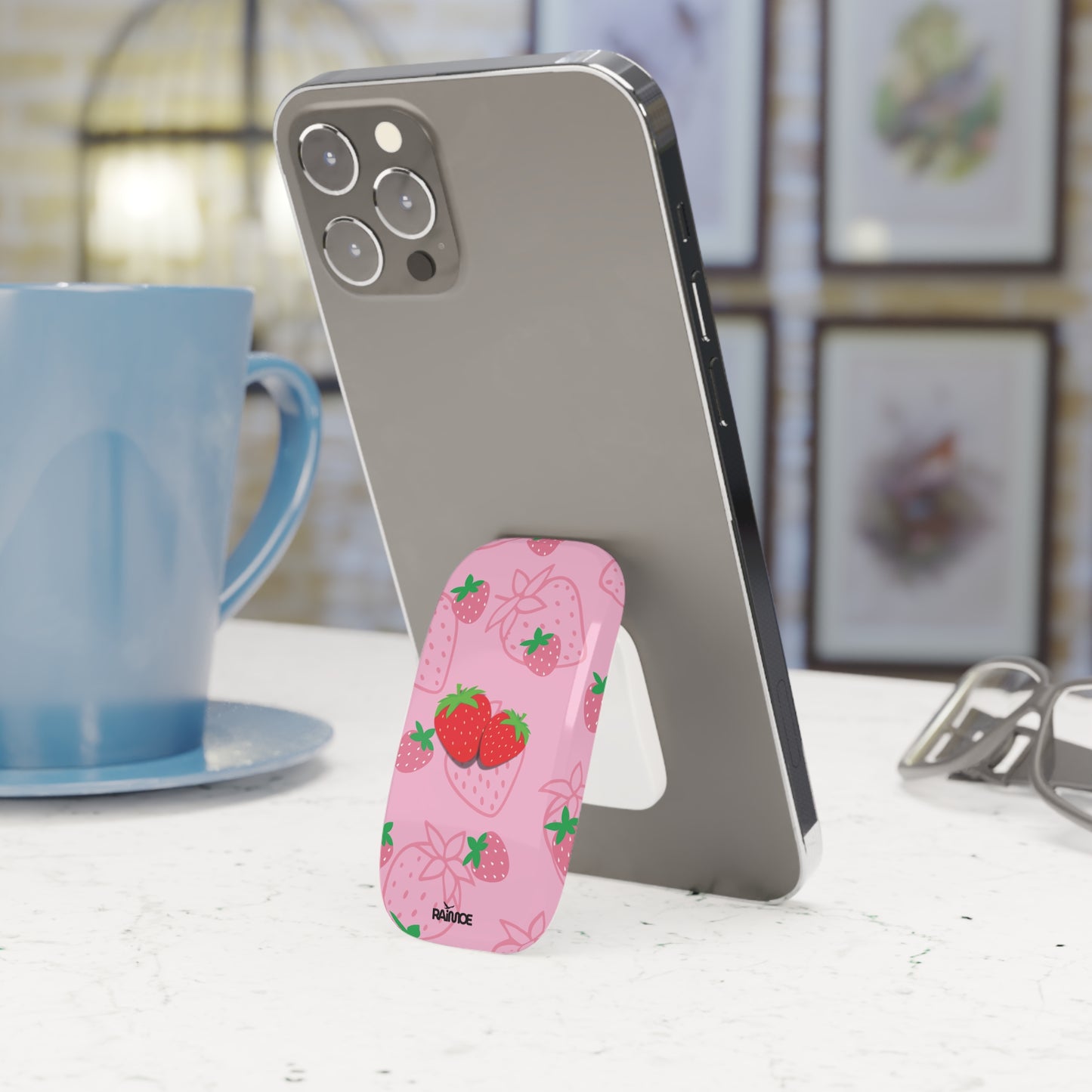 Agarre de teléfono con clic de fresa jugosa